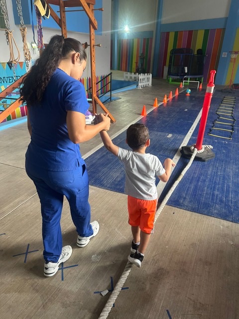 Especialista acompañando a un niño durante un circuito de desarrollo en Baby Bloom