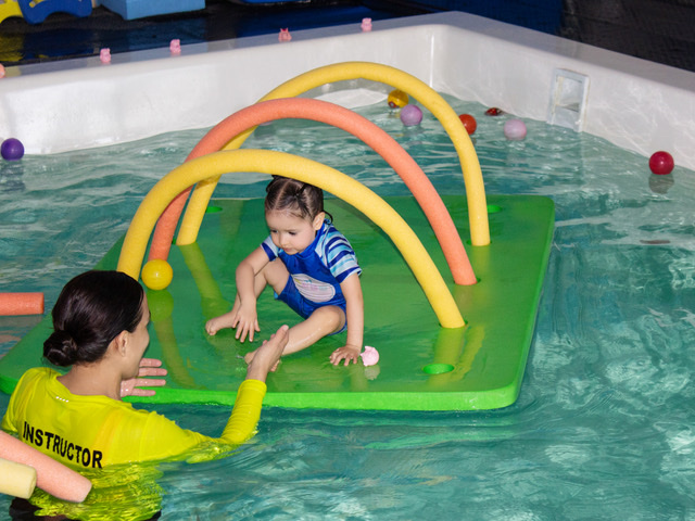 Bebé realizando una actividad acuática guiada en Baby Bloom