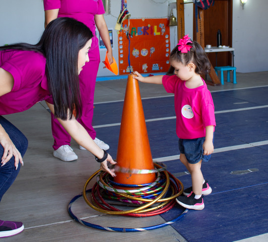Niña realizando una actividad de coordinación con aros en Baby Bloom